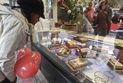 Escaparate de la pastelería Vives con libros-pasteles ( reproducción de portadas de chocolate blanco).