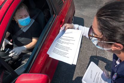 Uma funcionária distribui formulários para solicitar o seguro-desemprego na Flórida.