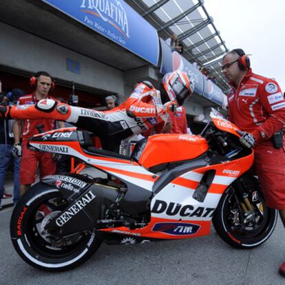 Hayden llega al garaje de Ducati en Laguna Seca.