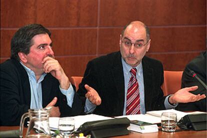 Los socialistas Rodolfo Ares (derecha) y Jesús Eguiguren, el lunes, en el debate sobre el <i>plan Ibarretxe.</i>