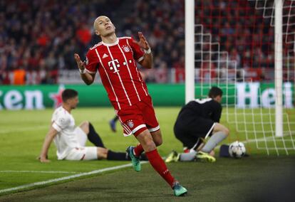 Arjen Robben, del Bayern, se lamenta después de fallar un gol.