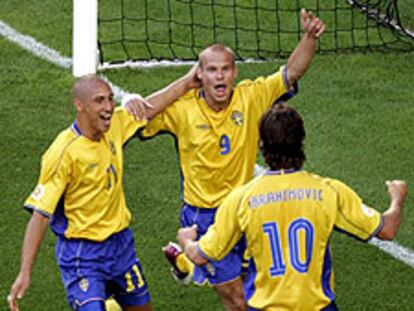 Ljunberg (en el centro) celebra su gol junto a Larsson (derecha) e Ibrahimovic (de espaldas).