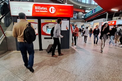 Usuarios de los trenes de Cercanías en la Estación de Atocha en Madrid, el pasado 18 de octubre.