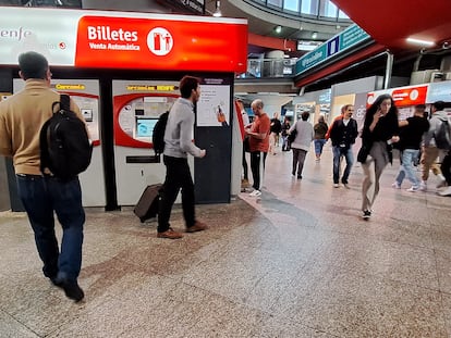 Usuarios de los trenes de Cercanías en la Estación de Atocha en Madrid, el pasado 18 de octubre.