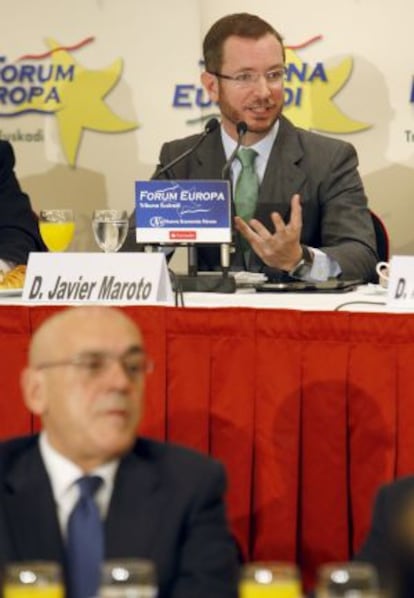 Javier Maroto, en un momento de su intervención en Bilbao. En primer término, el presidente de las Cámaras de Comercio Vascas, Gregorio Rojo. 