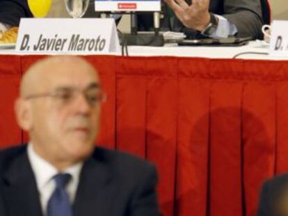 Javier Maroto, en un momento de su intervención en Bilbao. En primer término, el presidente de las Cámaras de Comercio Vascas, Gregorio Rojo.