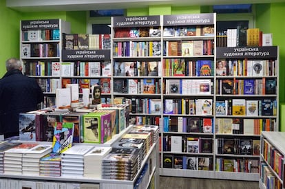 Estantes dedicados a la literatura de Ucrania en una librería de Kiev.