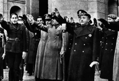 El general Francisco Franco junto a Dionisio Ridruejo, Francisco Franco Salgadoy Gamero del Castillo en el característico saludo fascista ante la tumba de José Antonio Primo de Rivera.