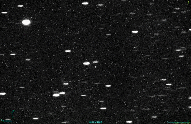 El cometa interestelar 3I/ATLAS (anteriormente A11pl3Z) moviéndose a través de un campo de estrellas con estelas.