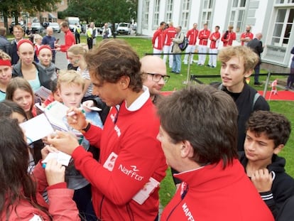 Nadal firma autógrafos a los aficionados de Odense.
