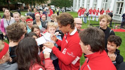 Nadal firma autógrafos a los aficionados de Odense.