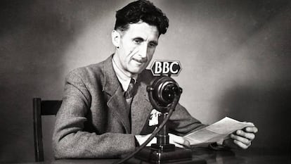 El escritor y periodista británico George Orwell en una locución radiofònica de 1941 en la BBC.