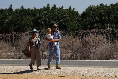 Colonos israelíes, este lunes en el asentamiento instalado a cinco kilómetros de la frontera con Gaza. 