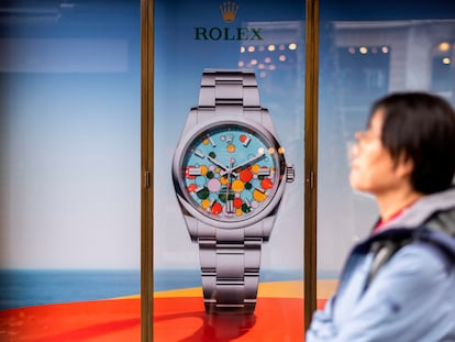 Un anuncio de relojes de lujo Rolex en el escaparate de una tienda Bucherer en París.