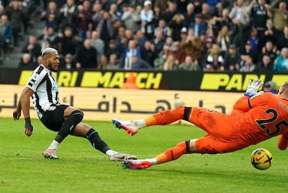 Joelinton mete el 3-0 para el Newcastle.