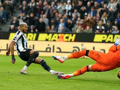 Joelinton mete el 3-0 para el Newcastle.