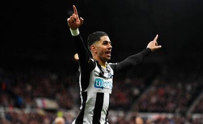 Ayoze Pérez celebra el primer gol del Newcastle al Preston North End.