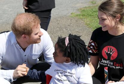 Enrique de Inglaterra se mostró muy cercano durante su visita a Nyanga.