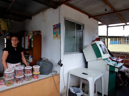 Marcicléia de Souza vende bombons para complementar a renda da família desempregada.