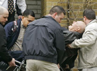 Agentes federales de EE UU sacan de su casa en Cleveland (Ohio) a John Demjanjuk en silla de ruedas.