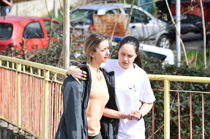 Familiares en el exterior del hospital de Kocani, este domingo.