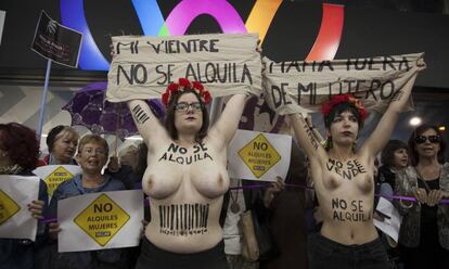 Anti-surrogacy protest in front of a Madrid hotel.