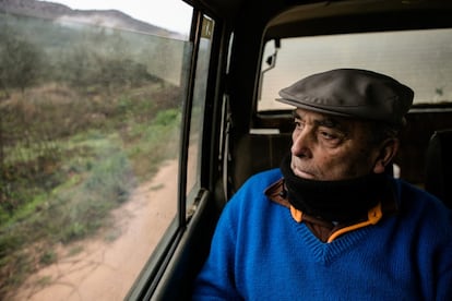 Mientras tanto, en los caminos rurales ya vigilan las patrullas ciudadanas. En la imagen, un hombre recorre en coche los terrenos de Navalvillar.