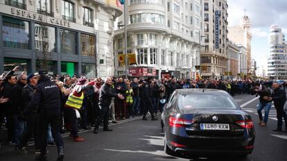 Manifestación de taxistas en Madrid protestan contra un coche de Uber