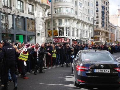 Manifestación de taxistas en Madrid protestan contra un coche de Uber