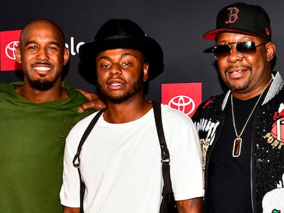 Desde la izquierda, Landon Brown, Bobby Brown Jr., y Bobby Brown en Hollywood, California en 2018.