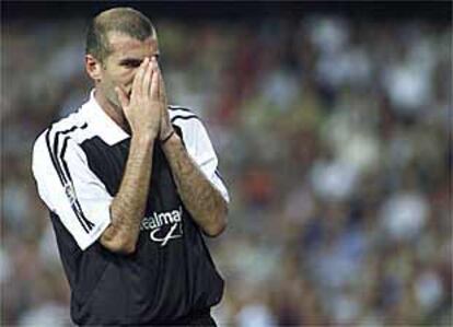 Zidane se lamenta de un lance.