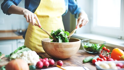 Este utensilio permite mezclar de forma más cómoda todos los ingredientes de la ensalada. GETTY IMAGES.