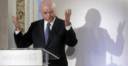 El presidente del BBVA, Francisco González, tras recibir uno de los Premios Vocento Liderazgo Empresarial.