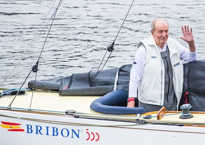 El rey emérito ha navegado este sábado en la embarcación 'Bribon 500' por primera vez desde su regreso a España este fin de semana, a la espera de que se reanude el Trofeo Viajes InterRías y que ha quedado suspendida por la falta de viento.