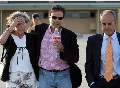 Eufemiano Fuentes, en el centro, con su madre y su abogado a la salida de la prisión de Soto del Real en mayo de 2006.