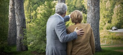 El primer ministro canadiense, Stephen Harper, y la canciller alemana, Angela Merkel, en la residencia de verano del primero, cerca de Ottawa. 