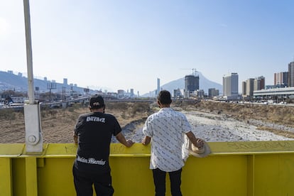 Dueñez y García miran la ciudad desde el puente del Papa. El puente es también una de las localizaciones de 'Ya no estoy aquí'. En una escena, la banda de Ulises baja de la montaña para comprar música al puente.