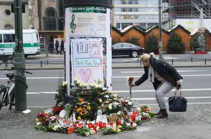 La agencia La policía ha dejado en libertad al único detenido, un paquistaní de 23 años solicitante de asilo, por falta de pruebas. En la imagen, una mujer deja flores en homenaje a las víctimas del atentado.