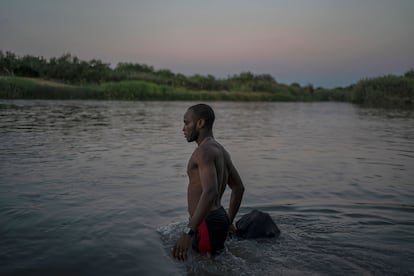 Otra de las imágenes que conforman la muestra, en la que se ve a un hombre haitiano intentado cruzar el Río Bravo hacia los Estados Unidos.