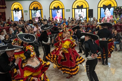 Un grupo de danza regional mexicana se presenta durante el homenaje. 