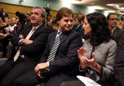 El candidato a las presidenciales de Uruguay, Lacalle Pou (centro).