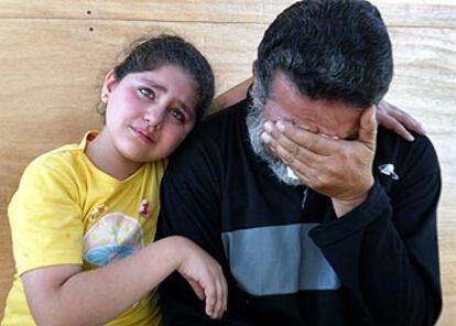 Un preso iraquí rompe a llorar durante la visita de su hija en la cárcel de Abu Ghraib, cerca de Bagdad.