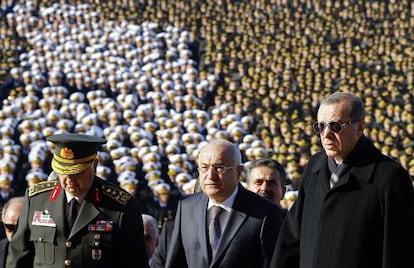 O presidente Erdogan (óculos escuros) em um ato em Ankara.