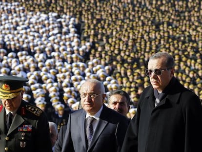 O presidente Erdogan (óculos escuros) em um ato em Ankara.