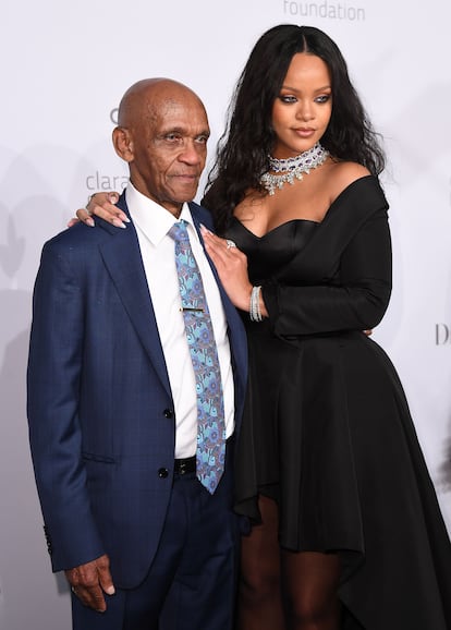 Rihanna con su abuelo Lionel Braithwaite en una cena benéfica celebrada en 2017 en Nueva York. La cantante se ha referido a él en más de una ocasión como un "ángel guardián" y su "inspiración". 