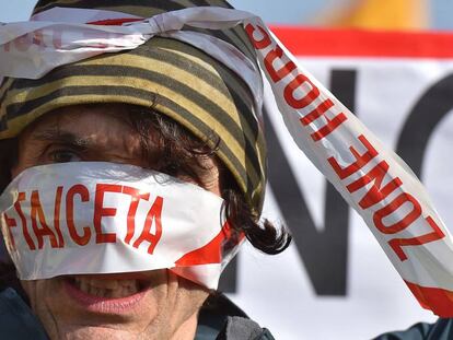 Un manifestante protesta contra el tratado de Comercio UE-Canad&aacute; durante el voto en el Parlamento Europeo.