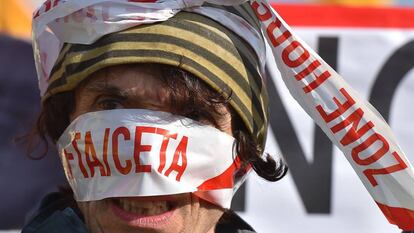 Un manifestante protesta contra el tratado de Comercio UE-Canad&aacute; durante el voto en el Parlamento Europeo.