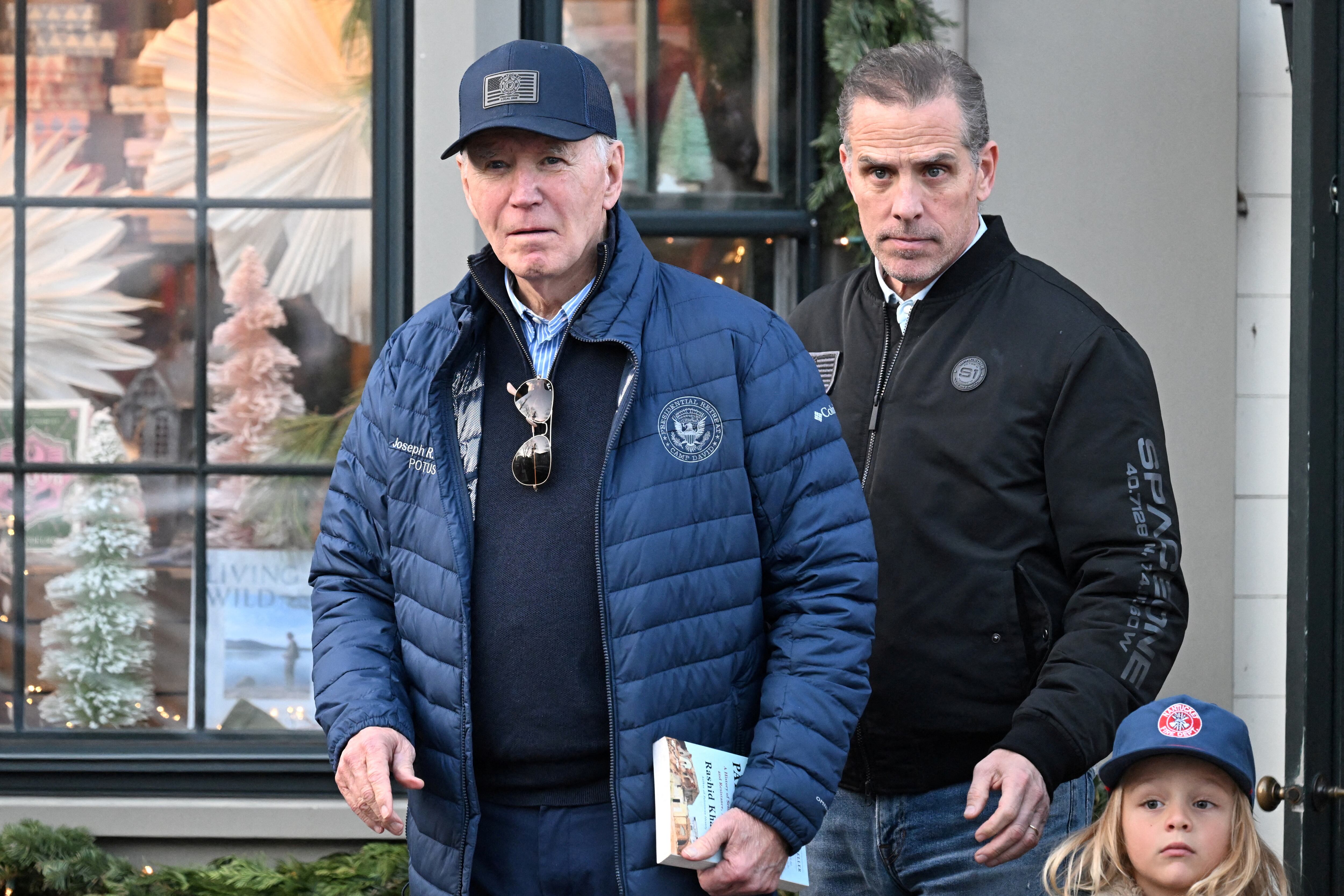El presidente Biden indulta a su hijo Hunter de los casos de posesión ilegal de un arma y fraude fiscal