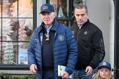 El presidente Joe Biden y su hijo Hunter salen de una librería en Nantucket (Massachusetts) este viernes.