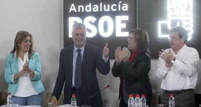 José Antonio Griñán recibe las felicitaciones de su ejecutiva.